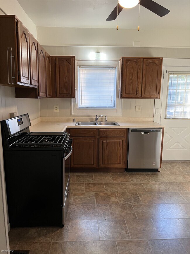 Building Photo - 3 br, 1.5 bath Duplex - 322 North Layman A...