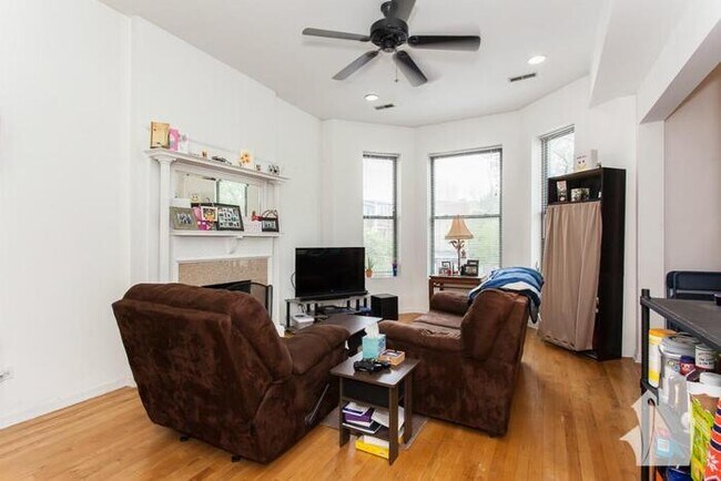 Building Photo - 2544 N Burling St