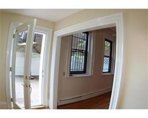 Foto del edificio - 556 Columbus Ave