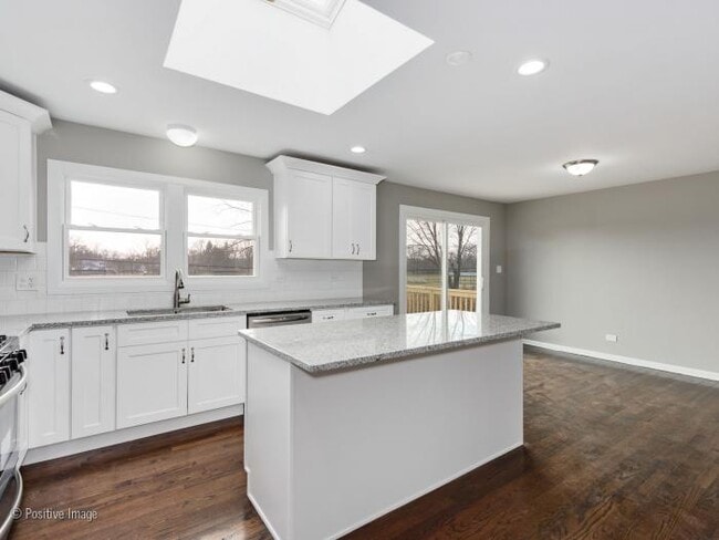 Building Photo - 4 bedroom in Homewood IL 60430