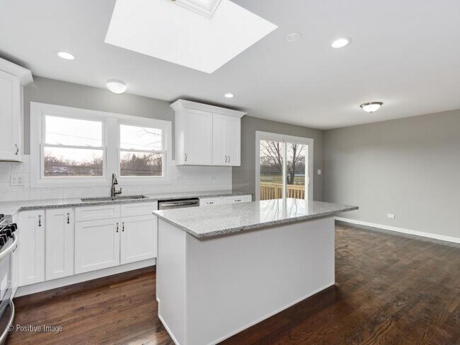 Foto del edificio - 4 bedroom in Homewood IL 60430