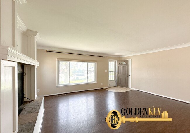 Building Photo - Look No Further! Stunning 3 bed/1 bath Ran...