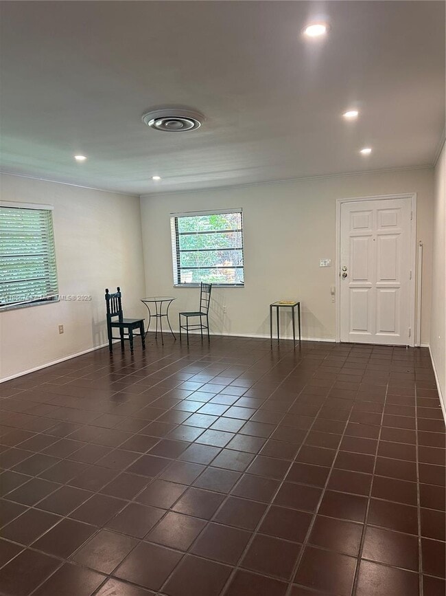 Building Photo - 527 Gerona Ave