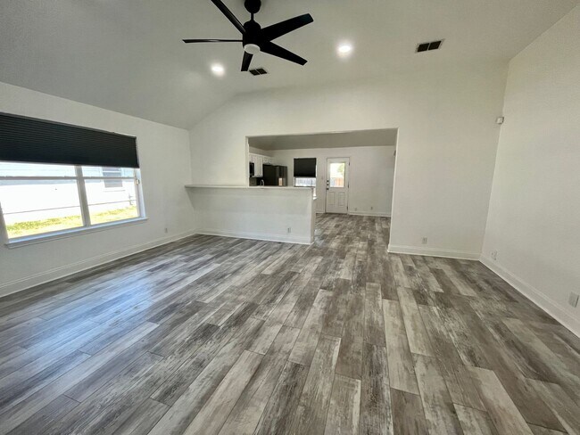 Foto del edificio - NOW AVAILABLE! Energy Efficient home on th...
