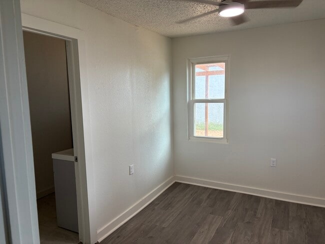 Building Photo - 608 N Bell St