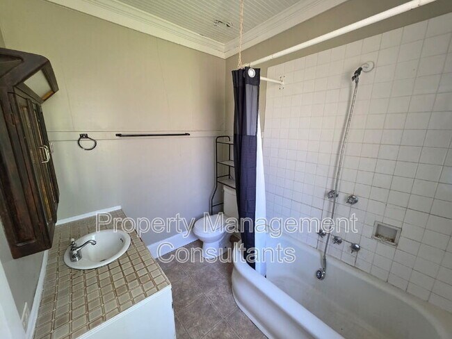 Foto del edificio - 727 N Sherrod Ave