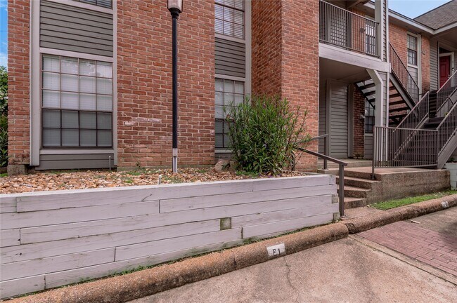 Foto del edificio - 2402 Sycamore Ave