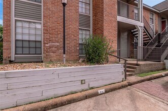 Building Photo - 2402 Sycamore Ave
