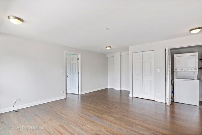 Building Photo - 2545 W Catalpa Ave