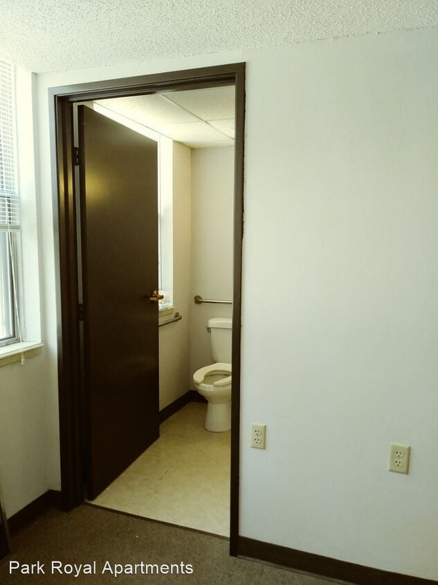 Building Photo - 1 br, 1 bath Apartment - 2200 SW 7th Ave.