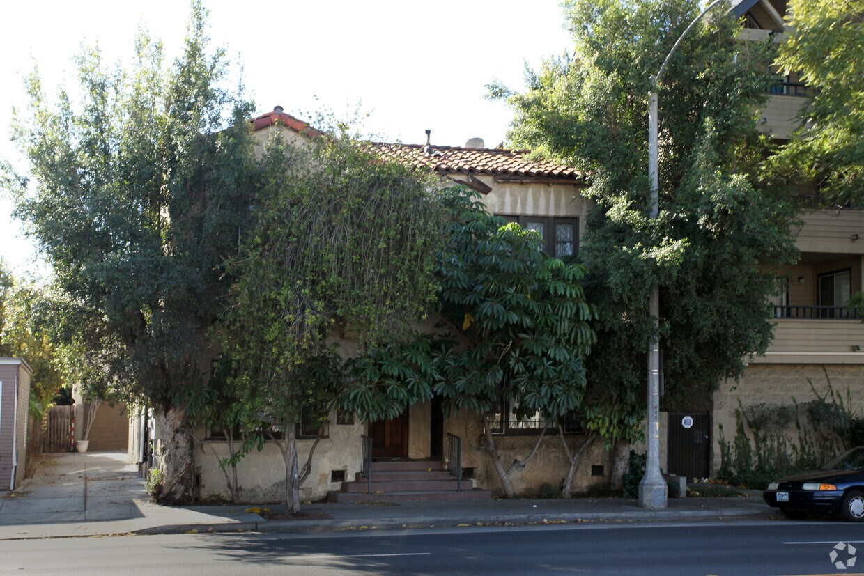 Building Photo - 3822 E 7th St