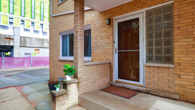 Foto del edificio - 4452 W Dakin St