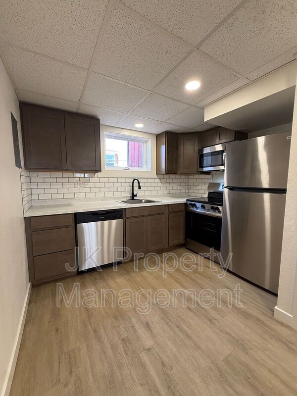 Building Photo - 2006 6th St NE