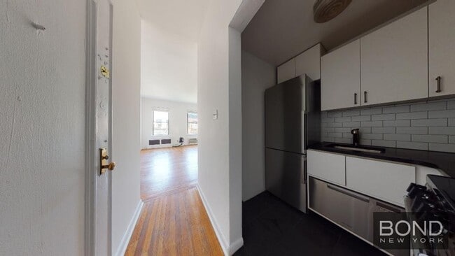 Building Photo - 324 E 83rd St
