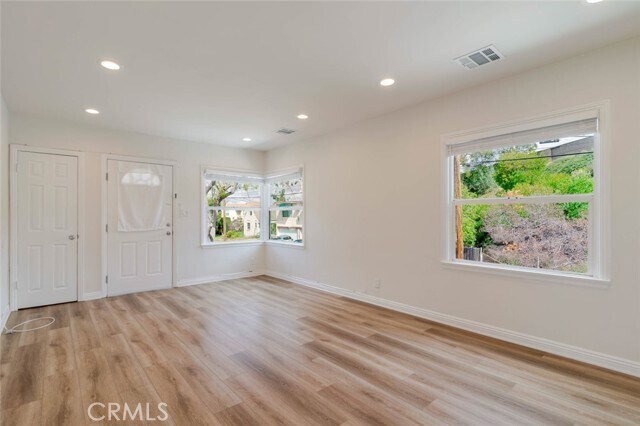 Foto del edificio - 1466 Stanley Ave