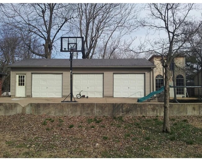 Building Photo - 2257 E Eichel Ave