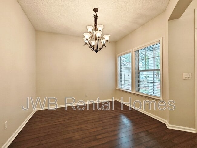 Foto del edificio - 6176 Casterbridge Rd