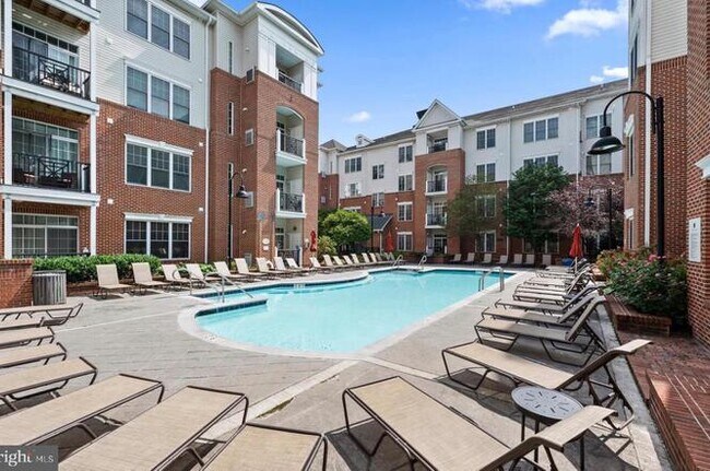 Photo - 350 W Elm St Apartment