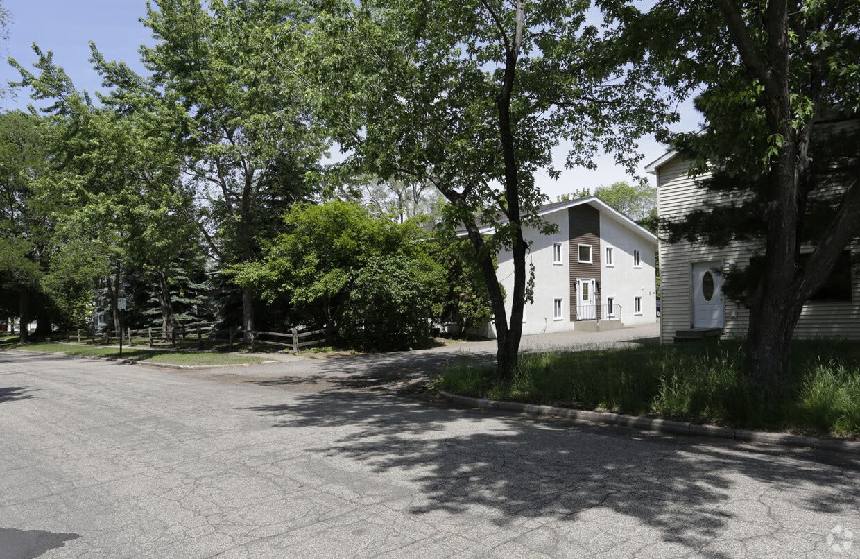Building Photo - 637 Madison St
