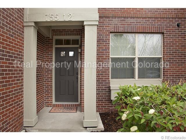 Building Photo - 755 Roslyn St