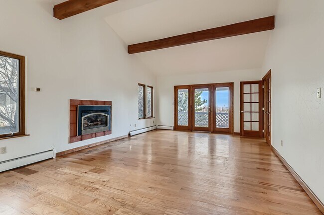 Foto del edificio - AMAZING LOCATION 4 Bed 2 Bath Home in Boul...
