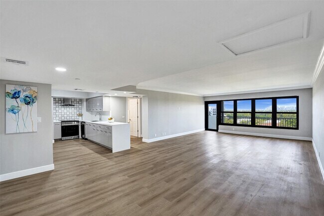 Foto del edificio - 3200 Port Royale Dr N