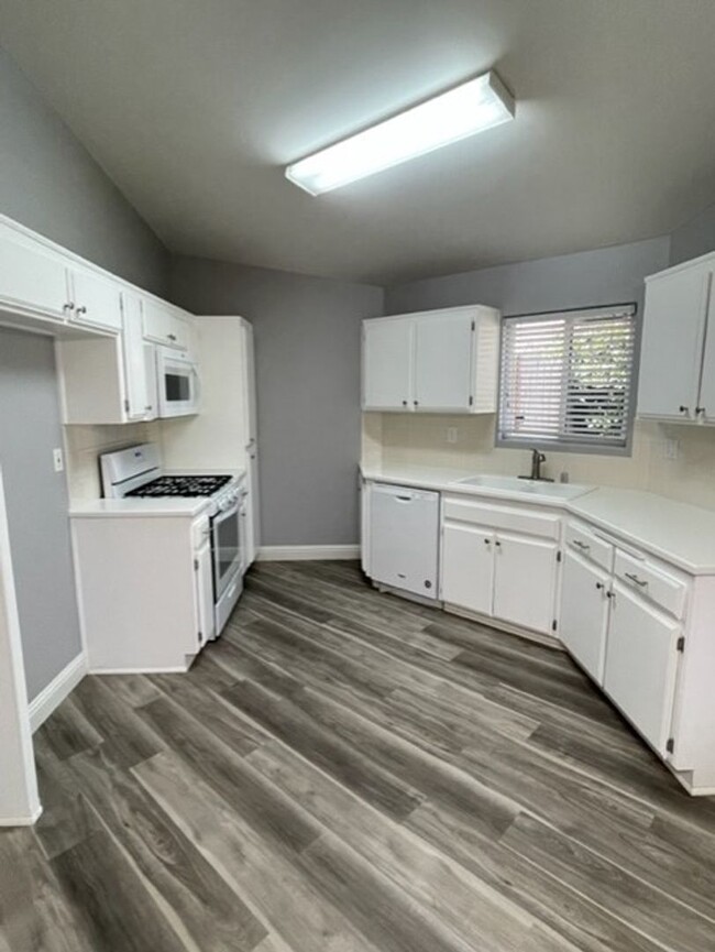 Foto del edificio - Updated 3 Bedroom/ 2 Bathroom home in Silv...