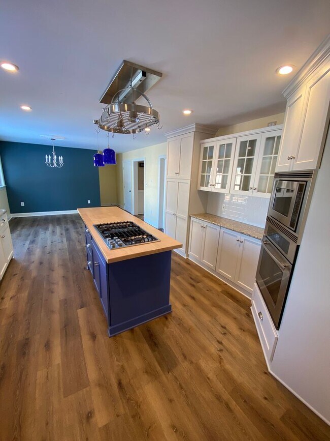 Building Photo - Stunning 3 Bedroom Home with Barn and Over 3 Acres!