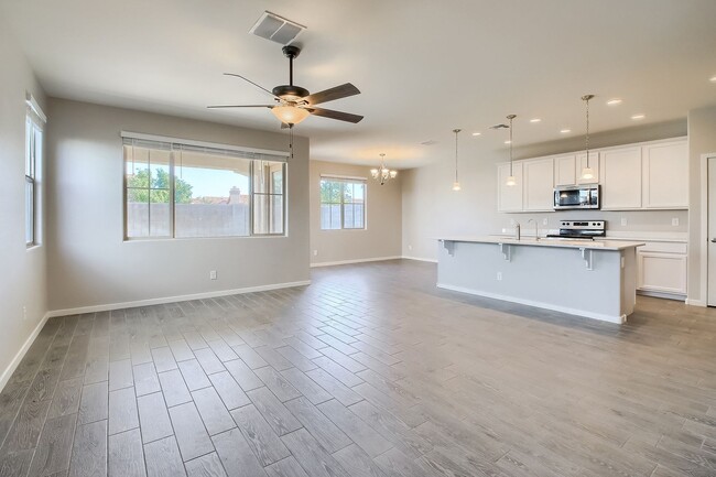 Building Photo - 905 S Canal Dr