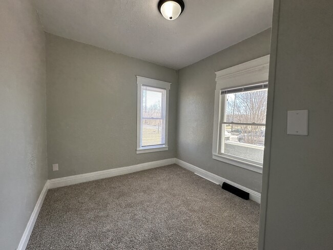 Building Photo - 1105 Queen St