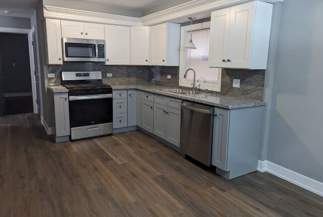 Building Photo - Spacious 3BR Unit in Quiet South Side Buil...