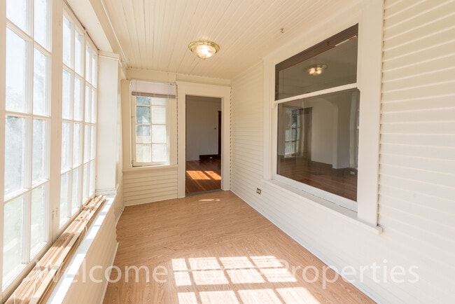 Foto del edificio - Classic 2 Bedroom Home with Tall Ceilings