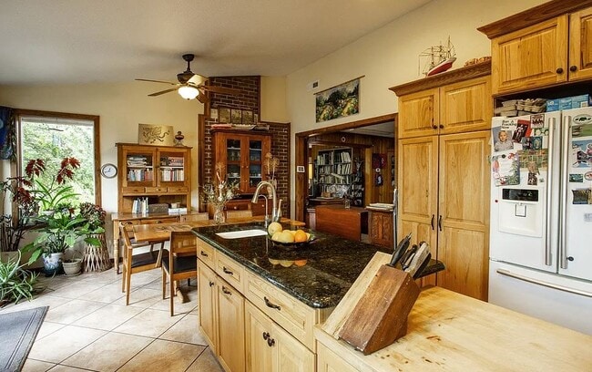 Building Photo - 9809 E Upriver Dr