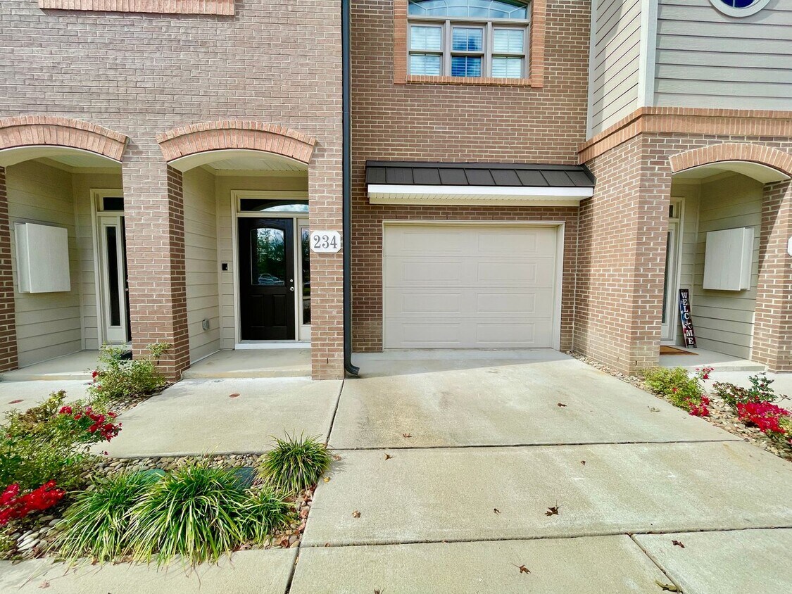 Primary Photo - 3 Bed, 3.5 Bath Nest with TWO Patios Locat...