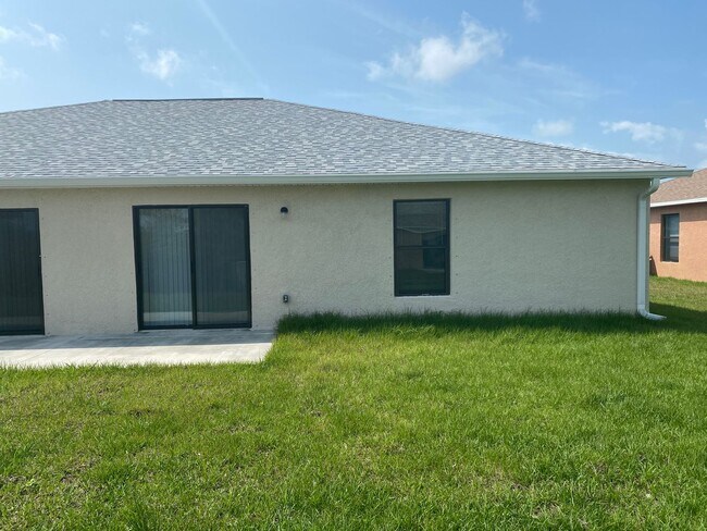 Building Photo - Available Now Stunning 3 bedroom 2 bathroom duplex