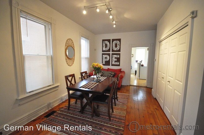 Building Photo - 2 br, 1.5 bath Apartment - 742 Mohawk