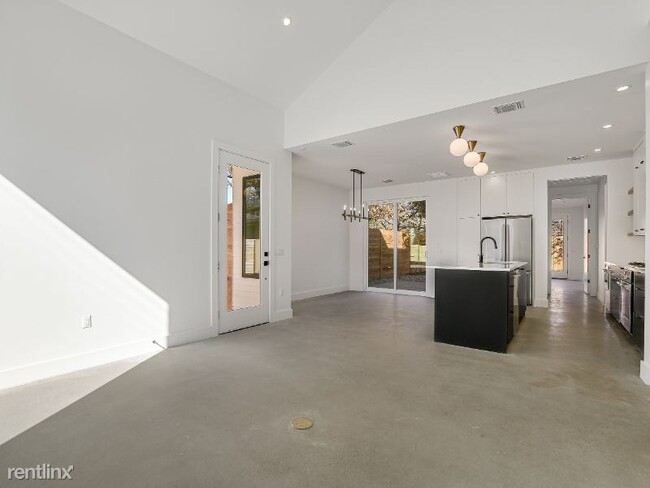 Building Photo - 2207 Justin Ln