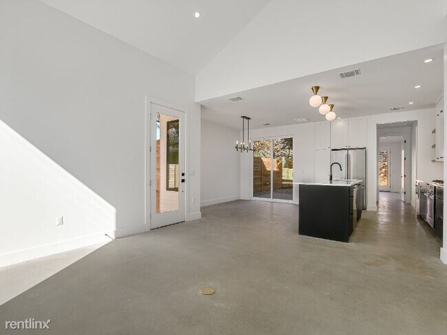 Foto del edificio - 2207 Justin Ln