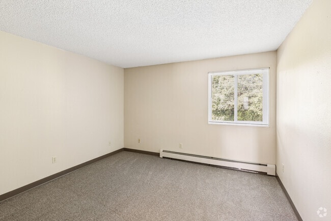 2BR, 1BA - 825SF - Bedroom - Centre Square Apartments