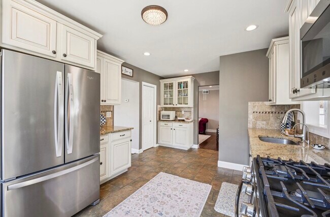 Building Photo - 525 Ramapo Ave