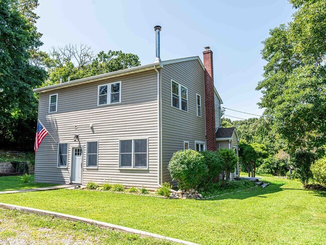 Building Photo - 3 Bedroom,  2 full Bathroom, 1 Office Spac...