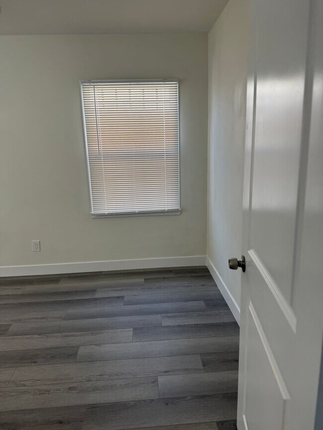 Foto del edificio - FOR RENT — COMPLETELY REMODELED Apartment