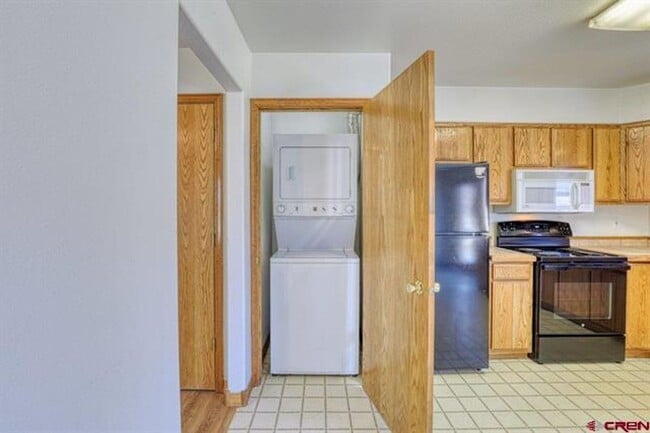 Building Photo - Spacious 2 Story Condo on East Golf