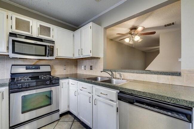 Building Photo - 1411 Gracy Farms Ln
