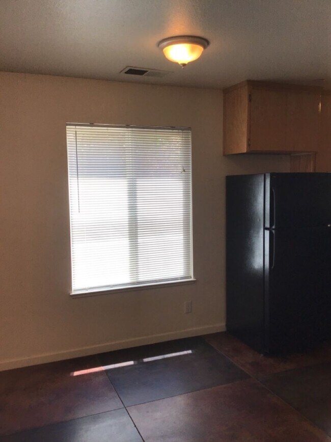 Foto del edificio - 1267 N Cedar St