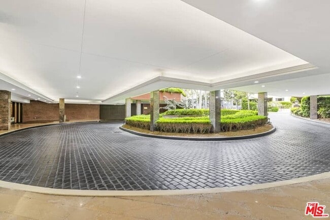 Foto del edificio - 300 N Swall Dr