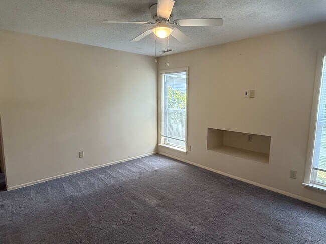 Foto del edificio - 2 bedroom, 1 bath Duplex