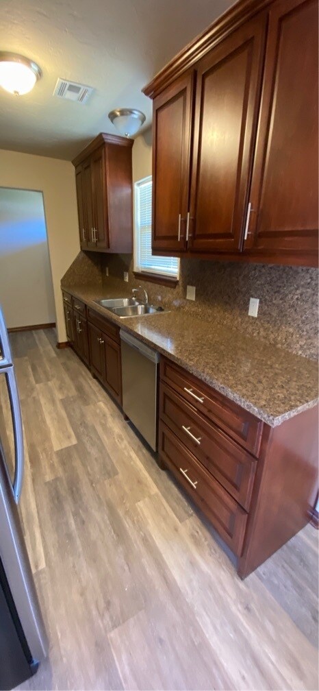 Foto del edificio - 9521 D J L Dr