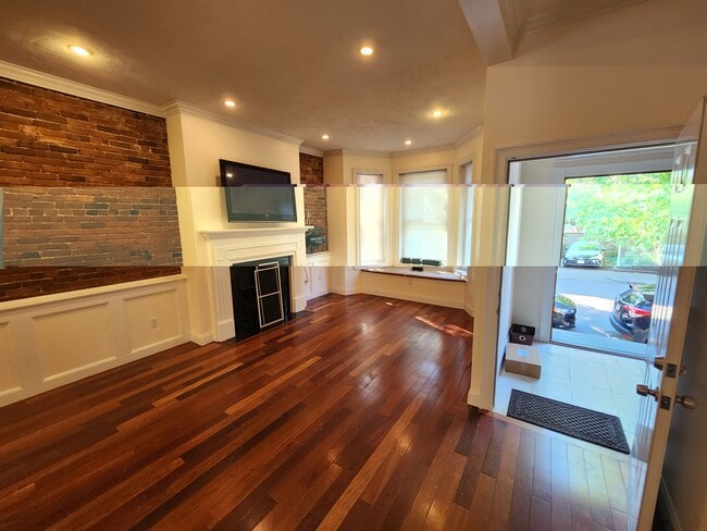 Building Photo - 566 E 5th St