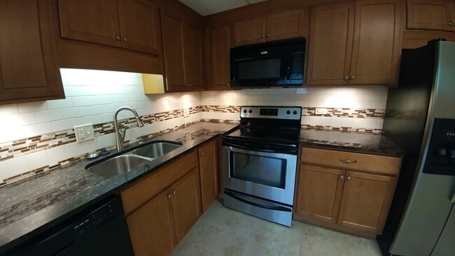 Building Photo - 3855 N Parkway Dr